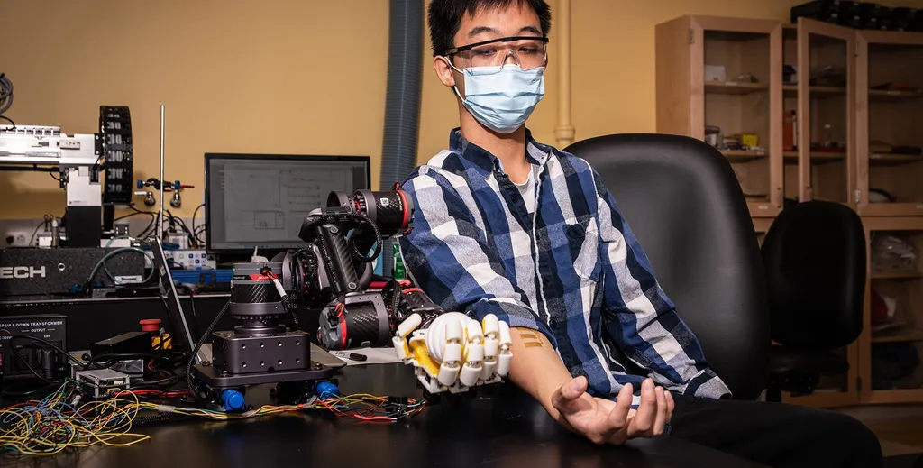 Braço robótico controlado por um operador humano (Imagem: Reprodução/Caltech)