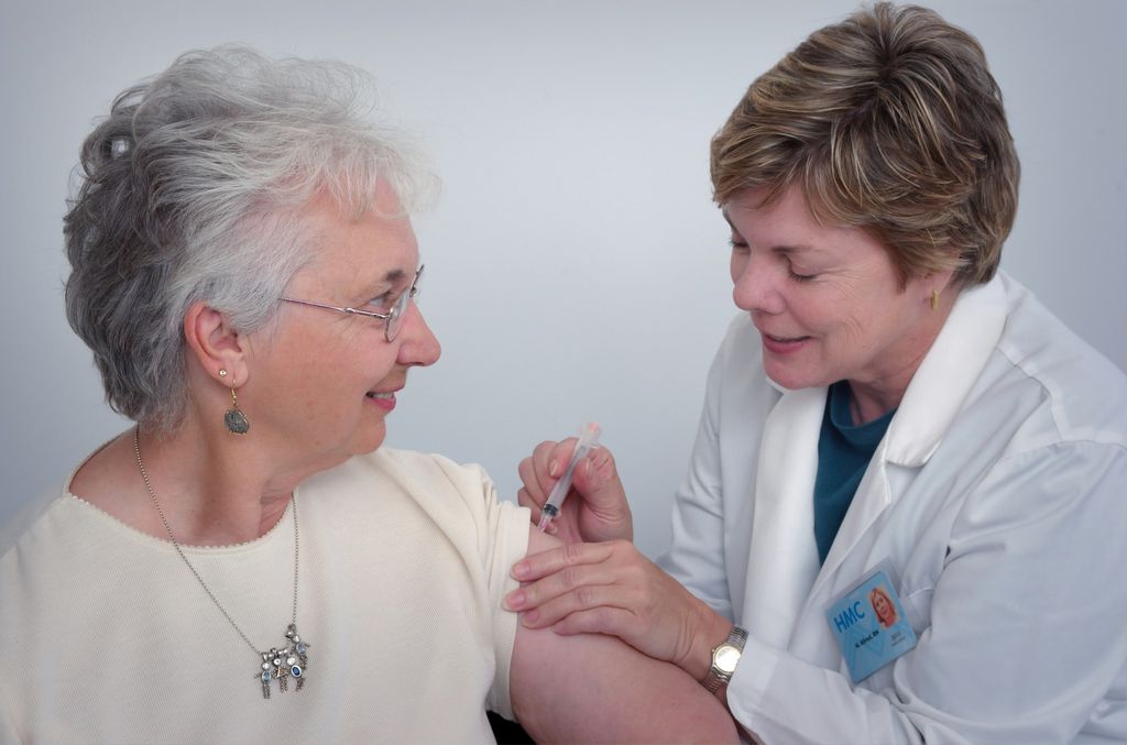 Em testes da Novavax, vacina contra a COVID-19 terá 25% de voluntários com mias de 65 anos (Imagem: Reprodução/ CDC/ Unsplash)