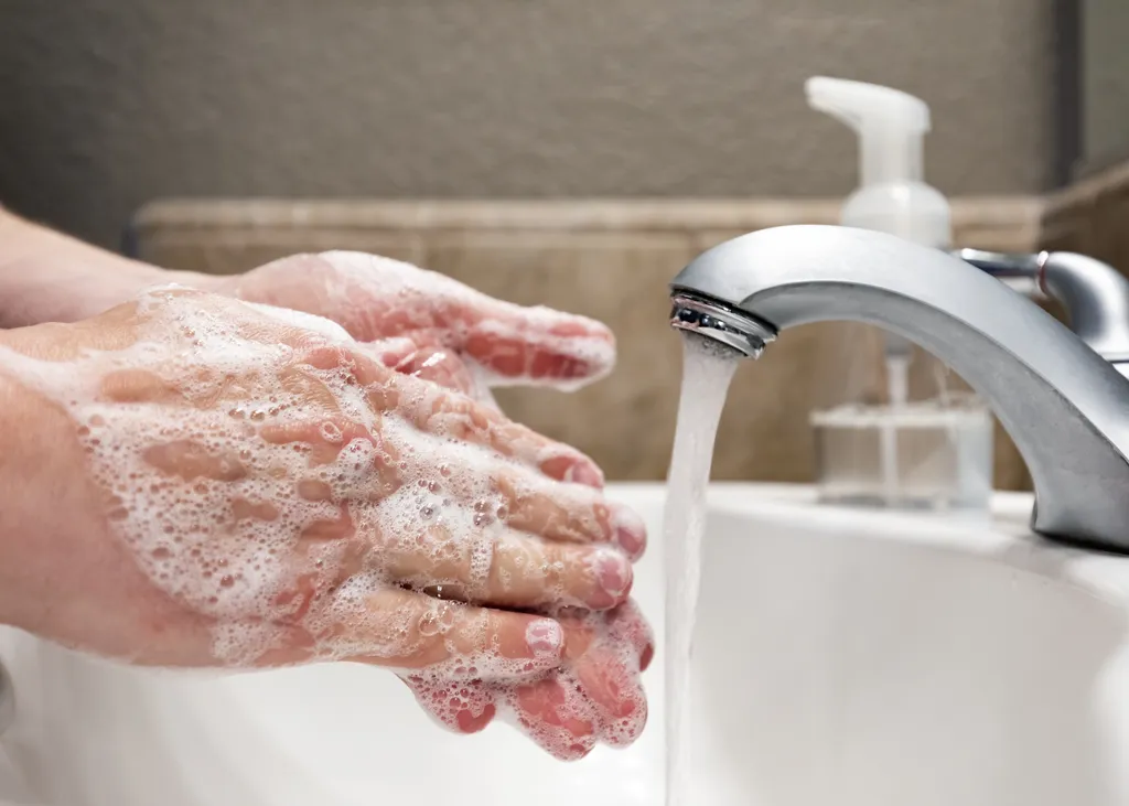 Lavar as mãos é fundamental, especialmente para quem usa banheiro coletivo (Imagem: Mblach/Envato Elements)