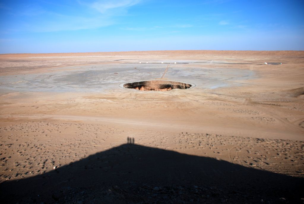 A Porta do Inferno fica no meio do deserto do Caracum, no Turcomenistão (Imagem: Reprodução/Unsplash/Snowscat)