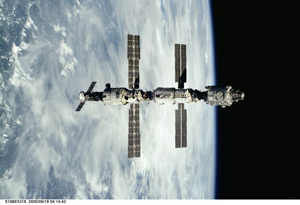 Depois de diversos procedimentos, os astronautas identificaram que o problema vinha do módulo Zvezda (Imagem: Reprodução/NASA)
