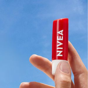 NIVEA Hidratante Labial Morango Shine 4,8g | REC R$ 9,89