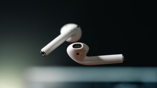 Homem engole AirPods e ambos sobrevivem para contar a história