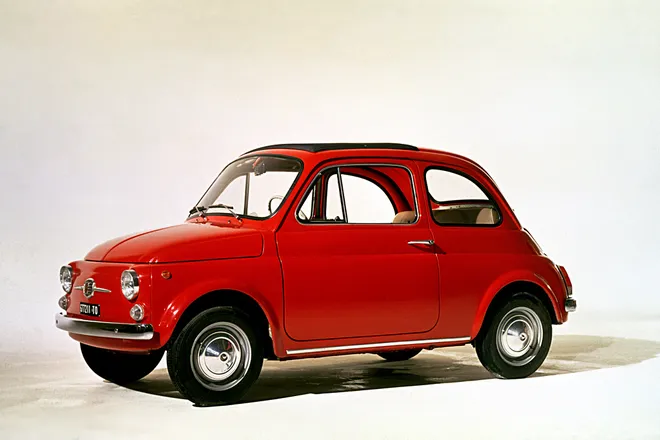 Um dos primeiros Fiat 500 já produzidos pela Fiat (Imagem: Divulgação/ Stellantis)