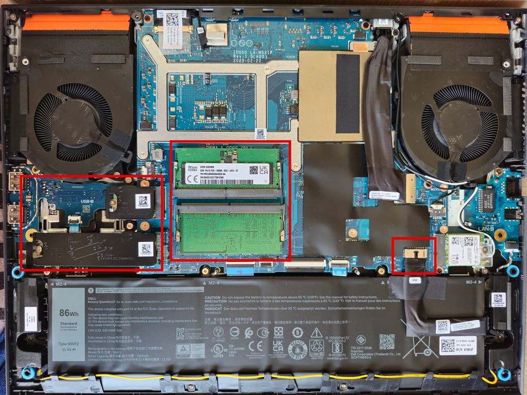 Slots para upgrade de memória e armazenamento do G15 5530 são fáceis de identificar, bem como conector da bateria. (Imagem: Daniel Trefilio / Canaltech)