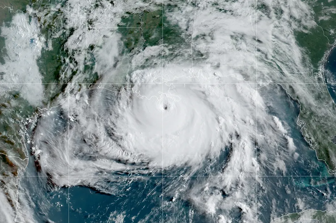 O furacão Ida sobre o Golfo do México em agosto deste ano marcou o início da intensa temporada destes fenômenos intimamente relacionados ao aquecimento do planeta (Imagem: Reprodução/NOAA)