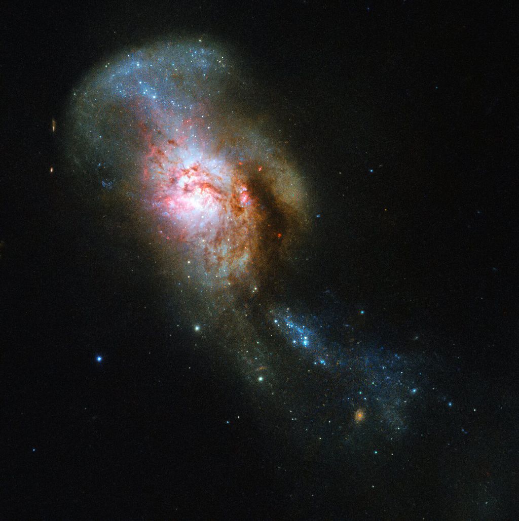 Esta imagem do telescópio Hubble mostra a fusão entre duas galáxias, formando uma única estrutura chamada Medusa (Imagem: Reprodução/ESA/Hubble/NASA/A. Adamo)