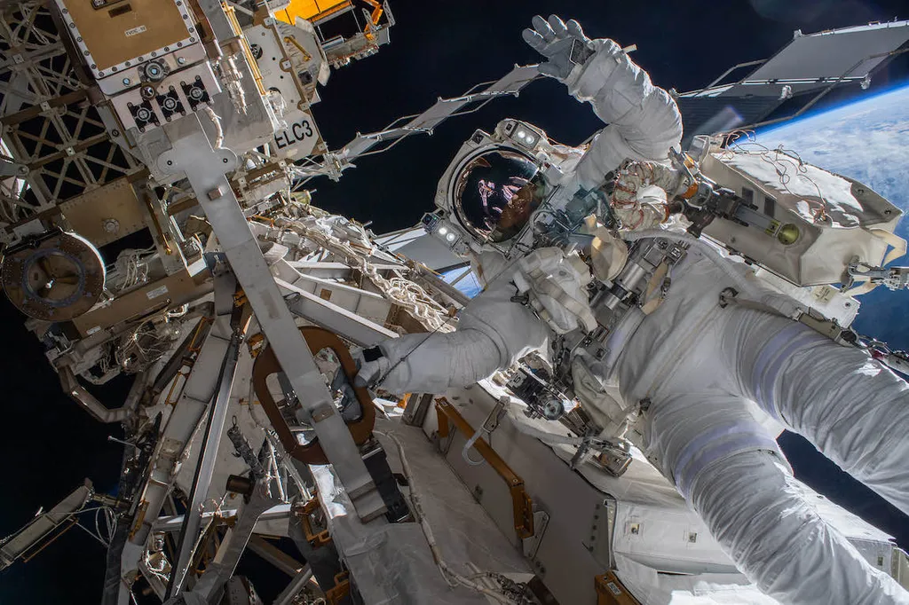 Astronauta em atividade extraveicular na Estação Espacial Internacional (Imagem: NASA)