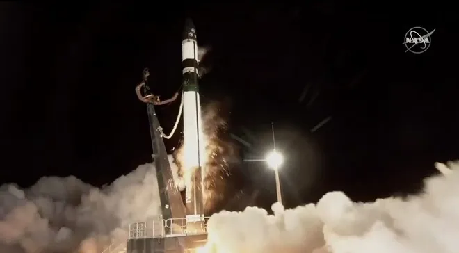 Lançamento do foguete Electron, da Rocket Lab, carregando a espaçonave CAPSTONE. (Imagem: NASA)