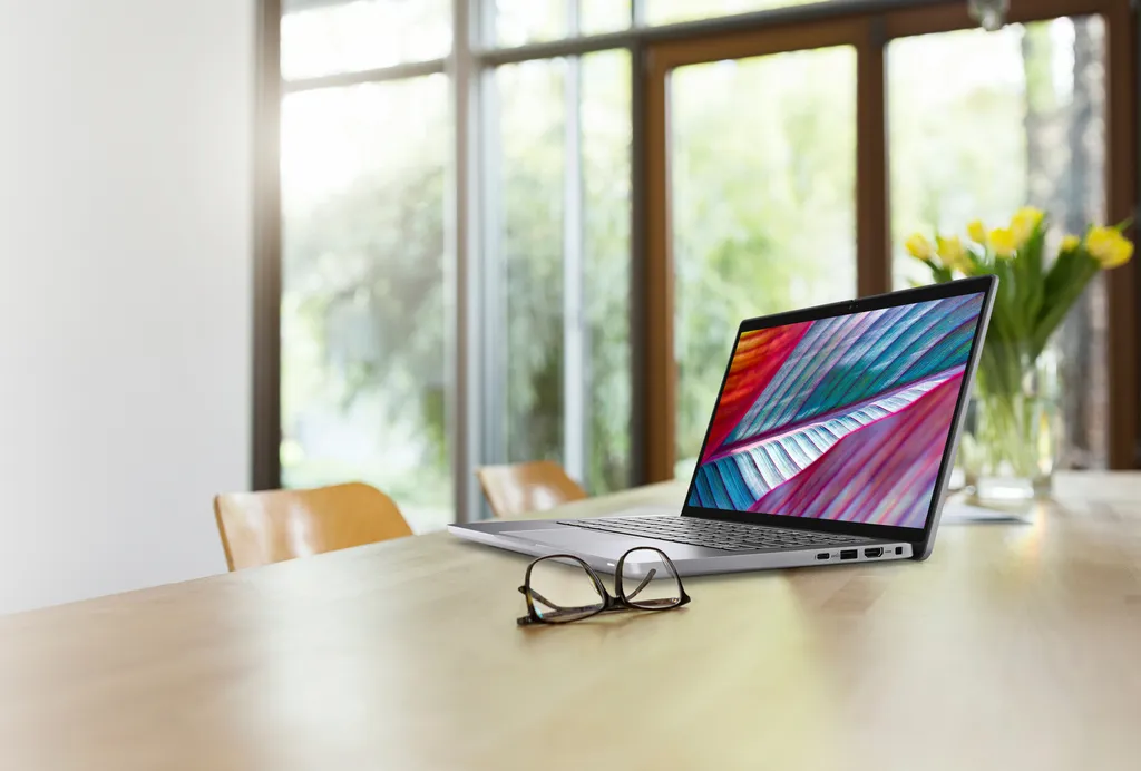 A série Dell Latitude 7000 entrega uma experiência premium de produtividade em qualquer lugar, e estreia neste ano o Latitude 7330 Ultralight, o menor e mais leve laptop premium de 13,3 polegadas do mundo (Imagem: Dell)