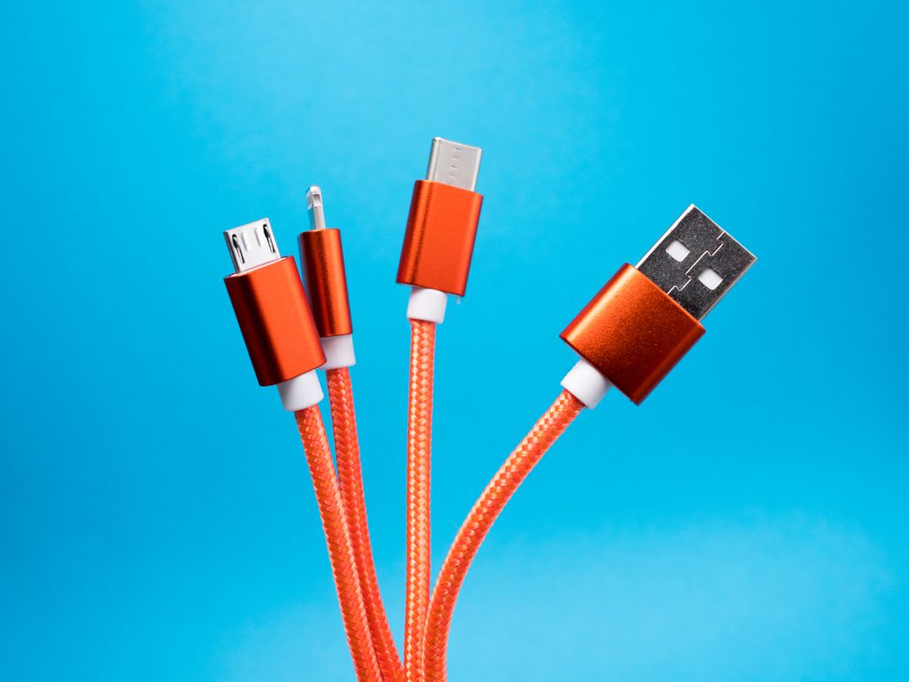 Diferentes cabos para diferentes aparelhos (Imagem: Lucian Alexe/Unsplash)