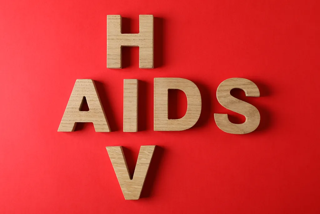 Atualmente, a AIDS consegue ser inibida nos hospedeiros do vírus HIV mediante o uso de medicamentos (Imagem: AtlasComposer/Envato Elements)