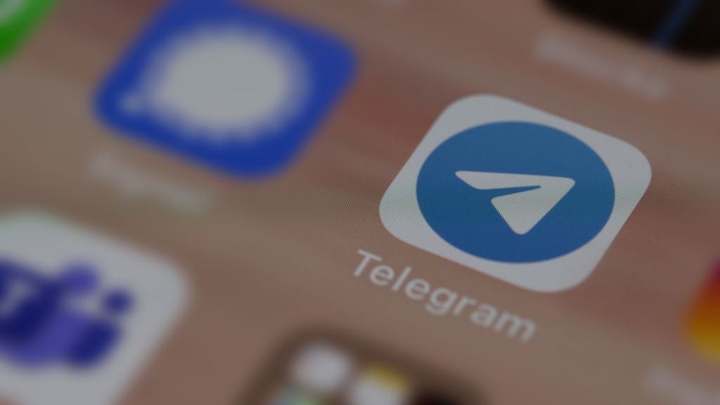 Para usar o Telegram em mais de um dispositivo, é só logar com a conta; acesso funciona de forma independente, sem a necessidade de o celular estar conectado (Imagem: Dimitri Karastelev/Unsplash)