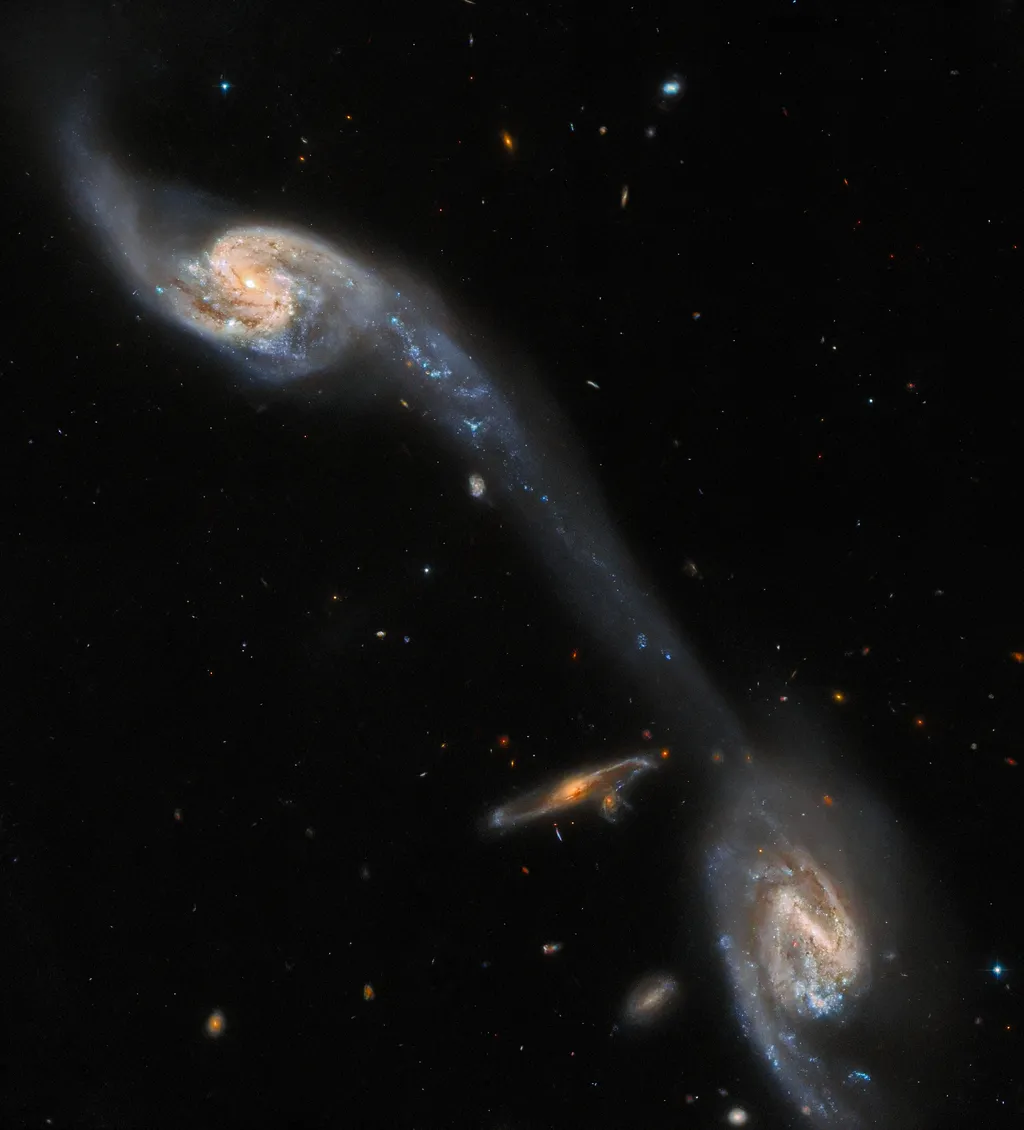Galáxias do conjunto Arp 248 observadas pelo telescópio Hubble (Imagem: Reprodução/ESA/Hubble & NASA, Dark Energy Survey/Department of Energy/Fermilab Cosmic Physics Center/Dark Energy Camera/Cerro Tololo Inter-American Observatory/NOIRLab/National Science Foundation/AURA/J. Dalcanton)