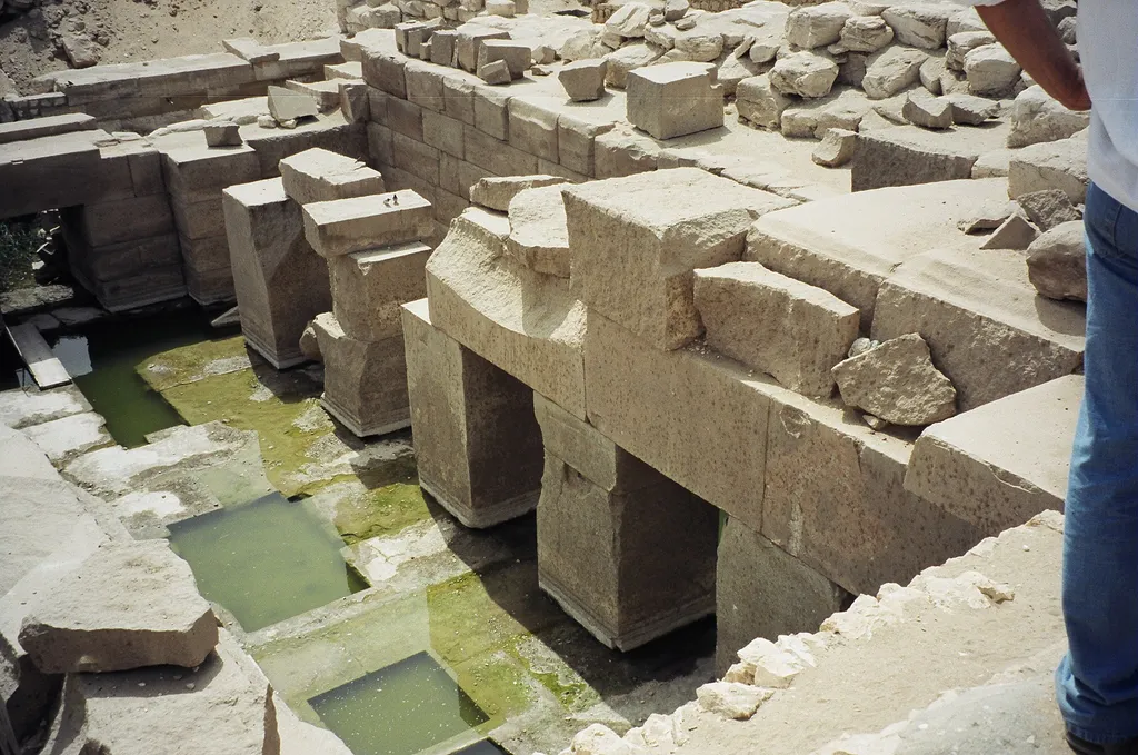 O Osireion é um templo com grandes tesouros arqueológicos astronômicos do Egito, como a única indicação de que wnwt são, de fato, horas (Imagem: RsAzevedo/CC-BY-3.0)