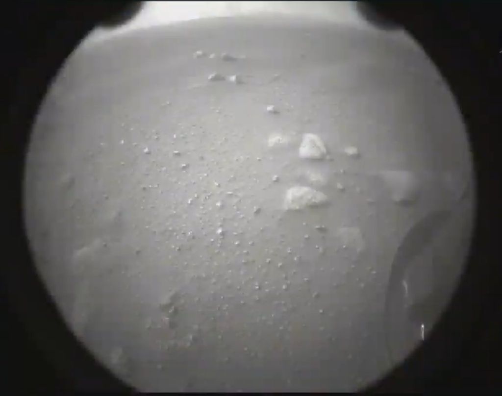 Primeira foto feita pelo Perseverance após o pouso em Marte (Imagem: Reprodução/NASA/JPL/Mars 2020)