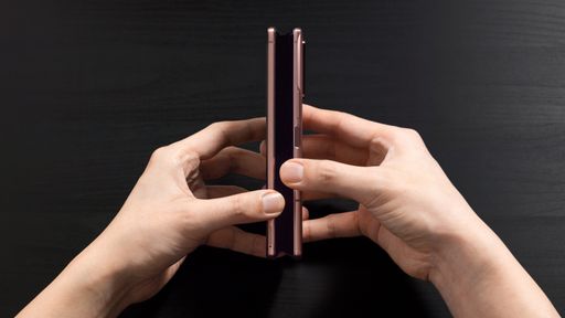 Fotos mostram como Galaxy Z Fold 2 é menor, mas tem bem mais tela que antecessor