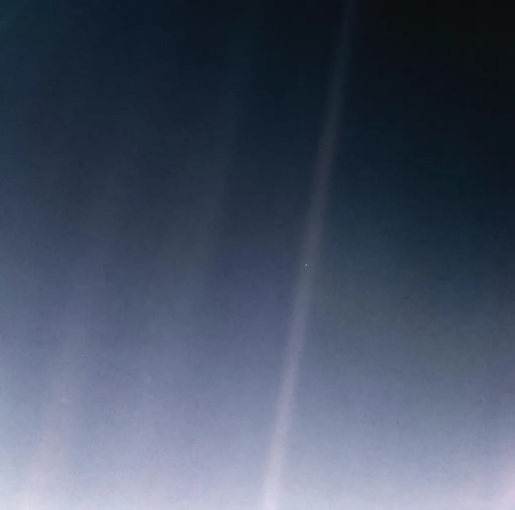 Versão remasterizada do "Pálido Ponto Azul", foto da Terra feita pela Voyager 1 a 6 bilhões de quilômetros do Sol (Imagem: Reprodução/NASA/JPL-Caltech)