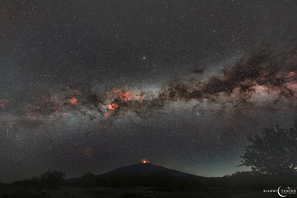 Monte Etna e a Via Láctea (Imagem: Reprodução/Gianni Tumino)