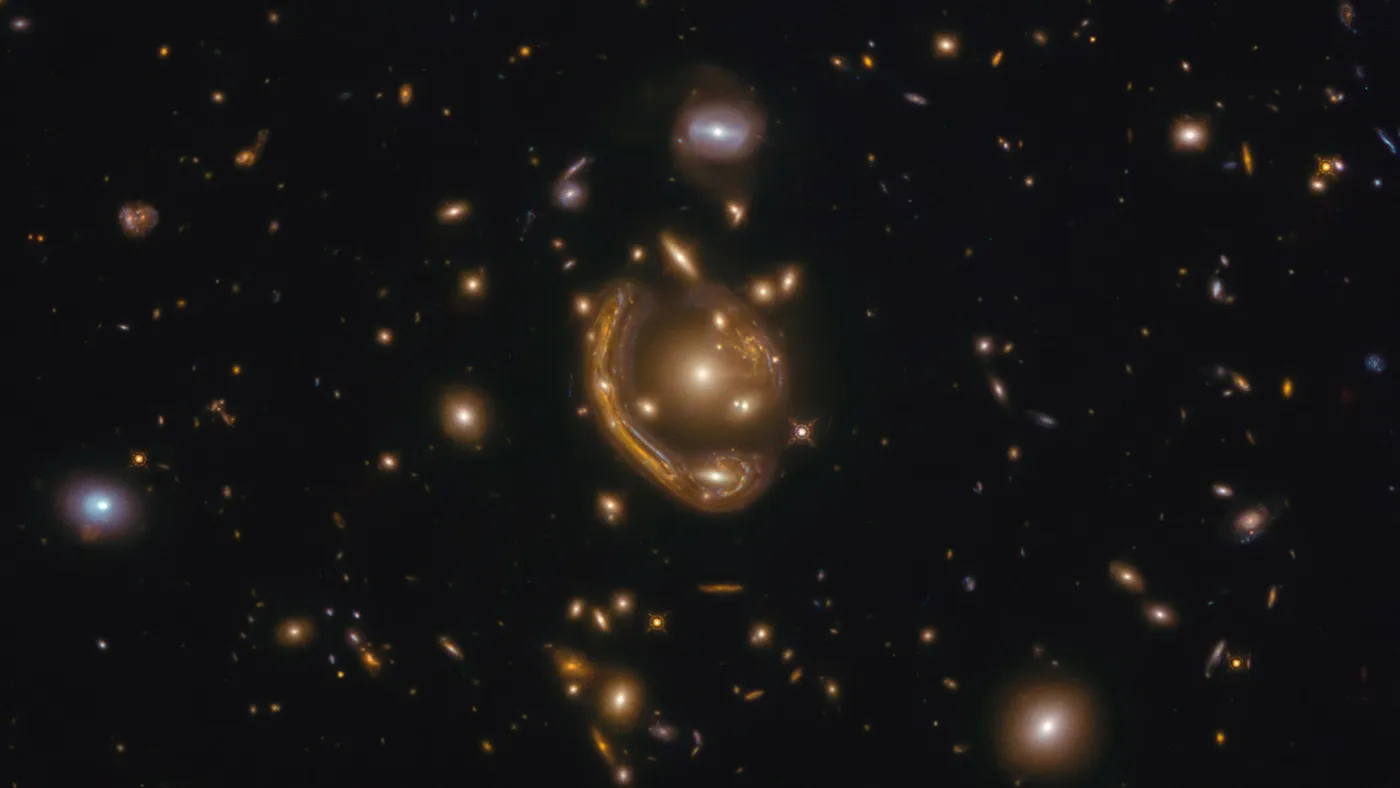 Este "anel de Einstein" é uma galáxia próxima que distorceu e "lenteou" a luz de galáxias de fundo, muito mais distantes (Imagem: Reprodução/NASA/ESA/Hubble)