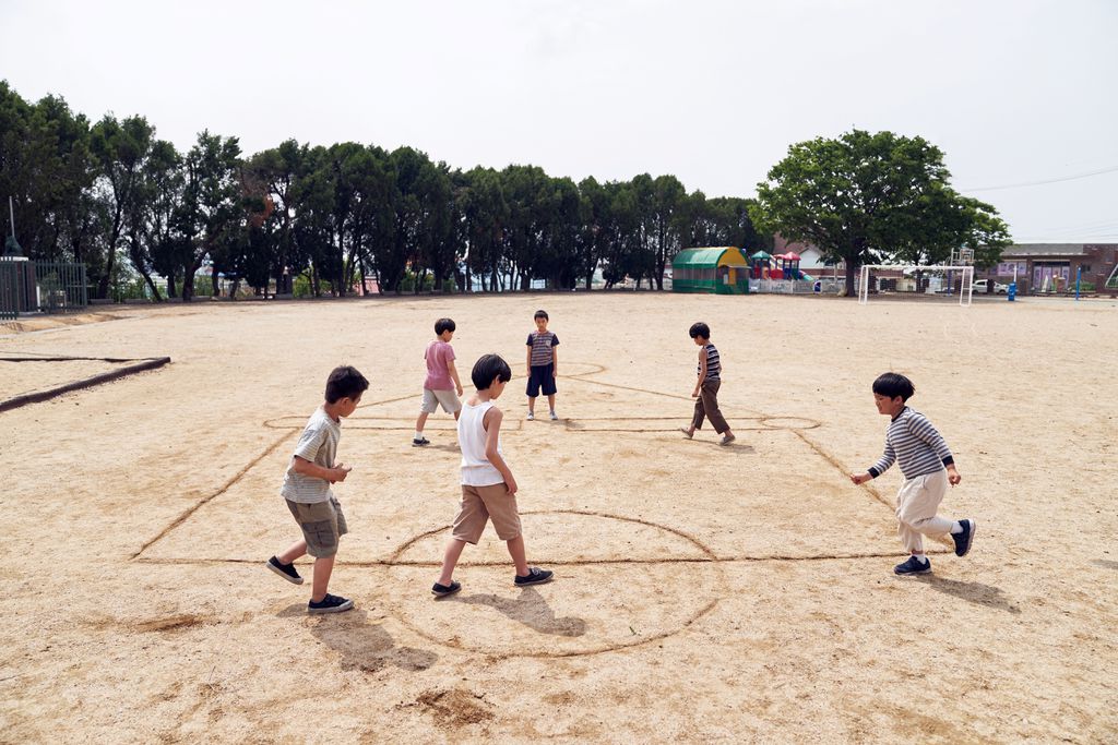 O ojingeo — o jogo da lula — é uma clássica brincadeira na Coreia do Sulque lembra muito o garrafão brasileiro (Imagem: Divulgação/Netflix)