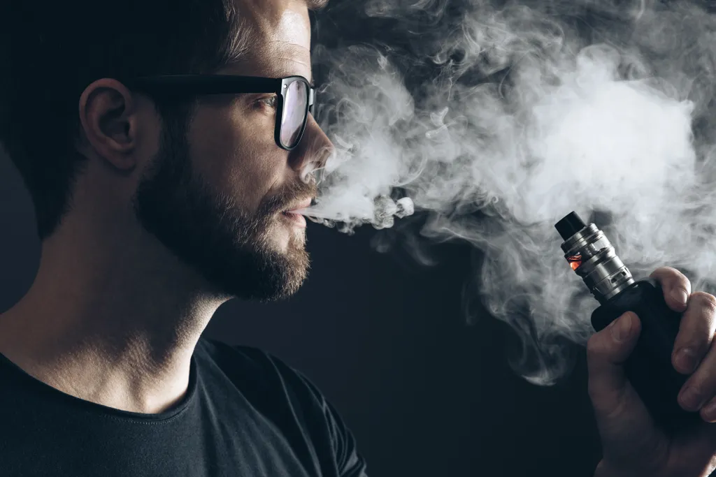 Cigarro eletrônico pode aumentar riscos de cáries, segundo estudo (Imagem: tommyandone/Envato)