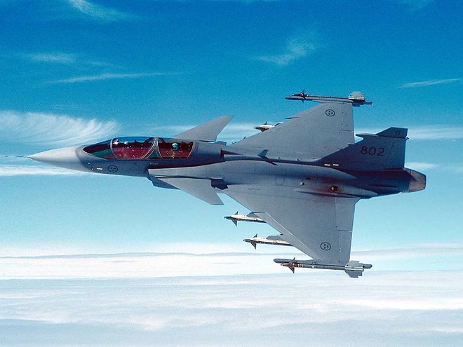 Modelo atual do Gripen, com espaço para apenas um piloto no cockpit. Projeto desenvolvido no Brasil terá espaço para dois pilotos (Imagem: Saab)