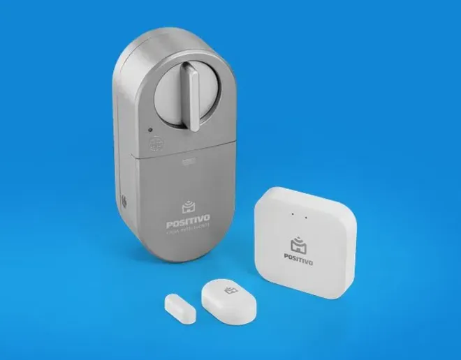 Com Kit Casa Inteligente, usuário também recebe sensor de porta e smart hub (Imagem: Reprodução/Positivo Casa Inteligente)