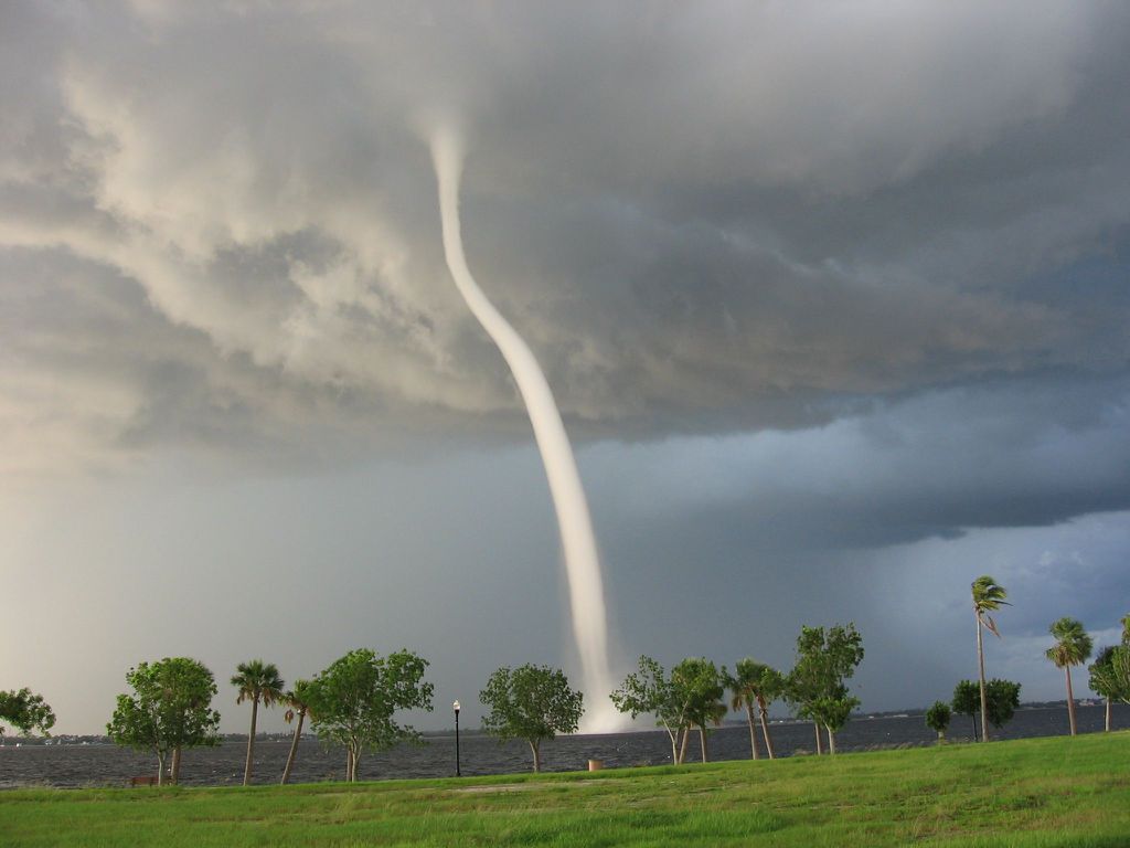 Uma tromba d'água tornádica associada a uma intensa nuvem de tempestade na costa da Flórida (Imagem: Reprodução/Domínio Público)