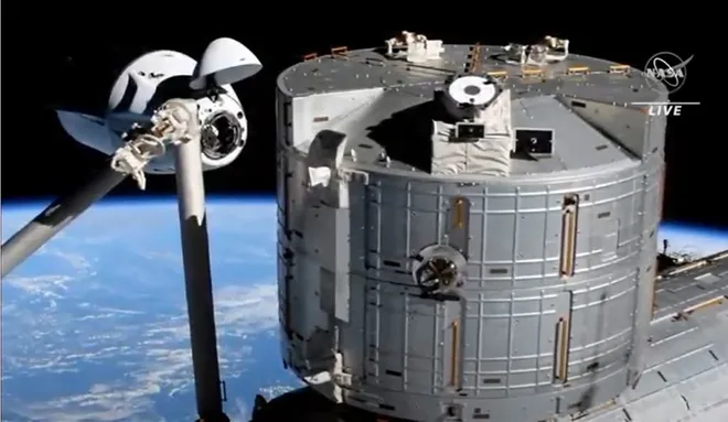 Nave Crew Dragon chegando à ISS com a missão Crew-2 (Imagem: Reprodução/NASA TV)