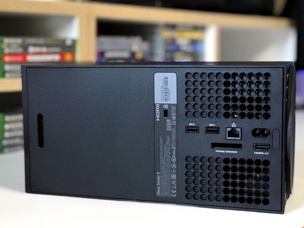 Painel traseiro de conexões: ausência de porta para o Kinect e a nova entrada para SSD de expansão são as novidades