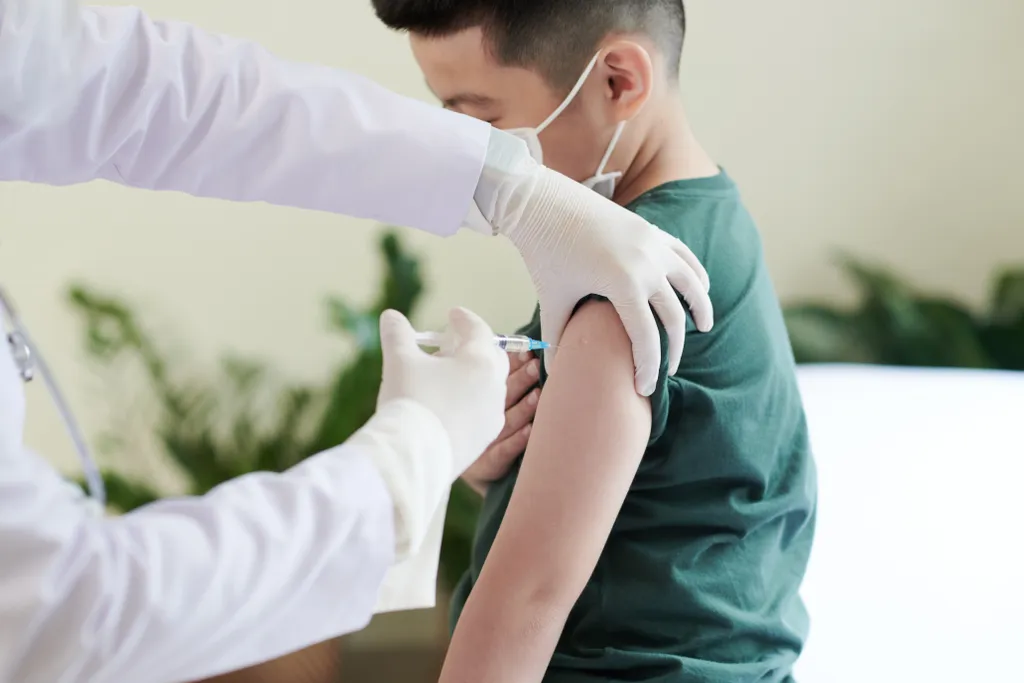 Estudo chileno aponta que a vacina CoronaVac é segura e eficaz em crianças com mais de 3 anos (Imagem: Reprodução/DragonImages/Envato)
