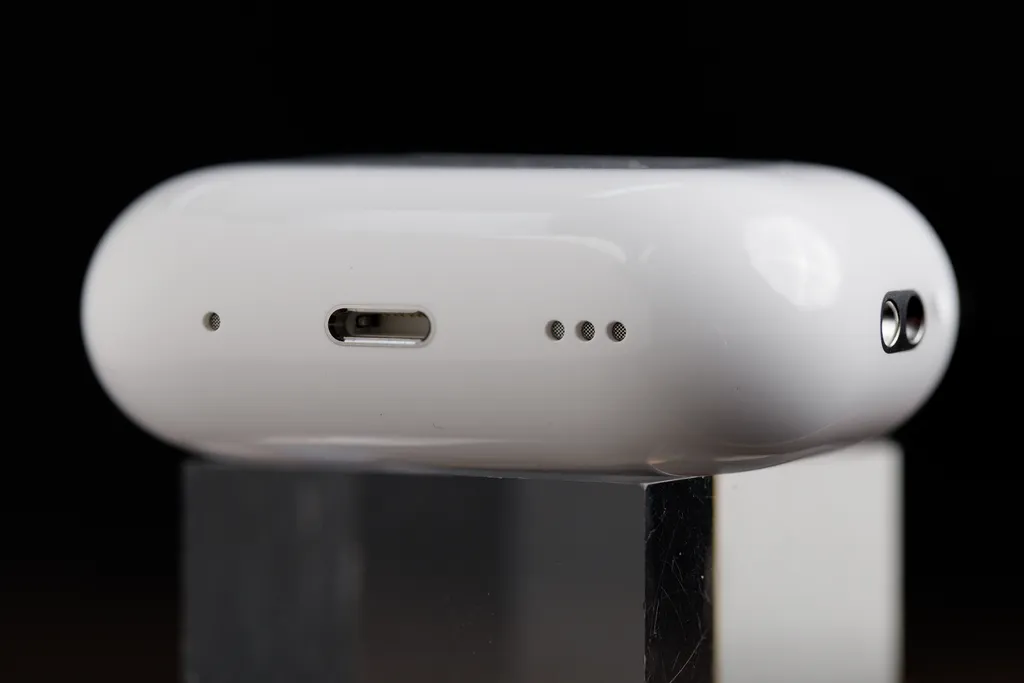 Novos AirPods Pro devem trazer interface USB-C, assim como o iPhone 15 (Imagem: Ivo Meneghel Jr./Canaltech)