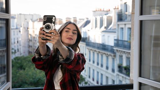 Crítica | Emily em Paris não economiza no estereótipo e acerta apenas no visual