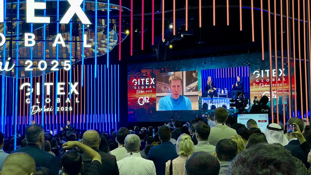 CEO da OpenAI, Sam Altman, participa de painel na GITEX Global 2025 (Imagem: Bruno De Blasi/Canaltech)