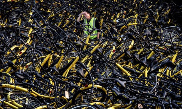Descarte de bikes na China (Foto: Reprodução/The Guardian)