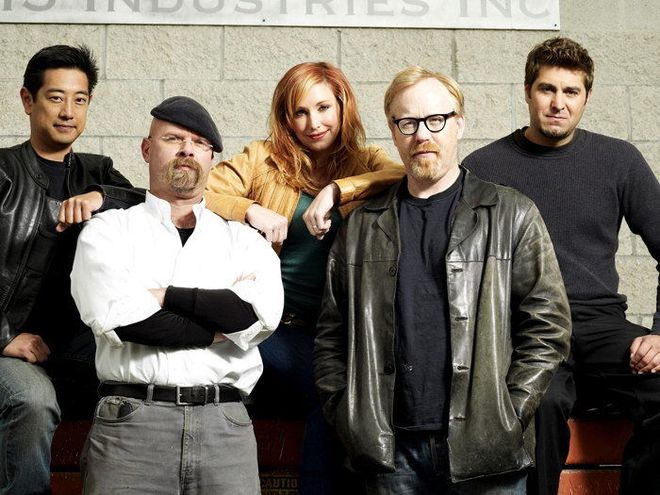 Grant Imahara (à esquerda), com os demais hosts de MythBusters (Imagem: Discovery)