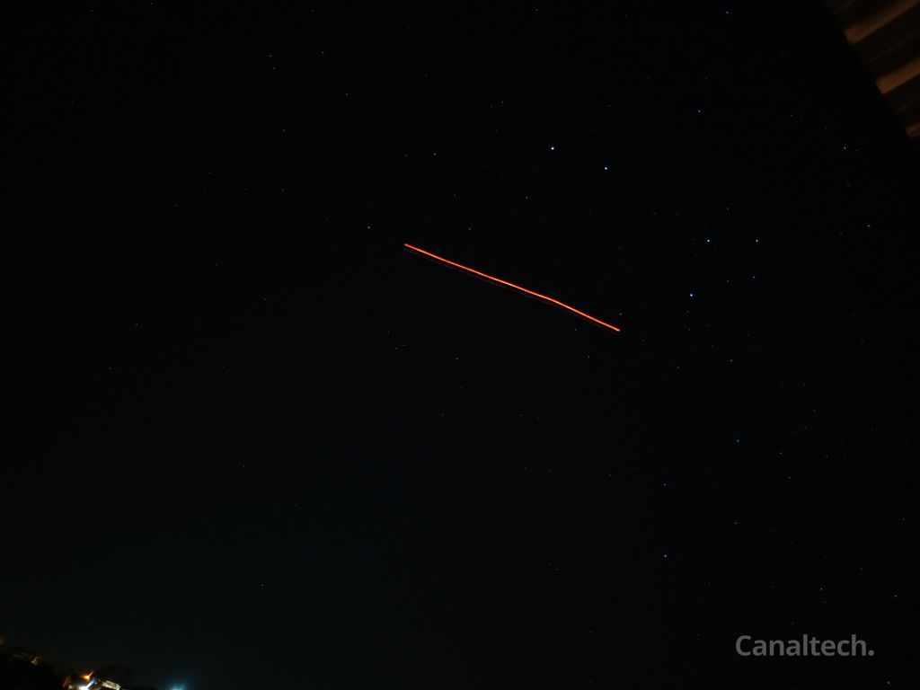 Um avião que passa no céu durante o registro da imagem também pode poluir o cenário e atrapalhar o foco das estrelas mais ao longe (Imagem: Reprodução/Wyllian Torres)