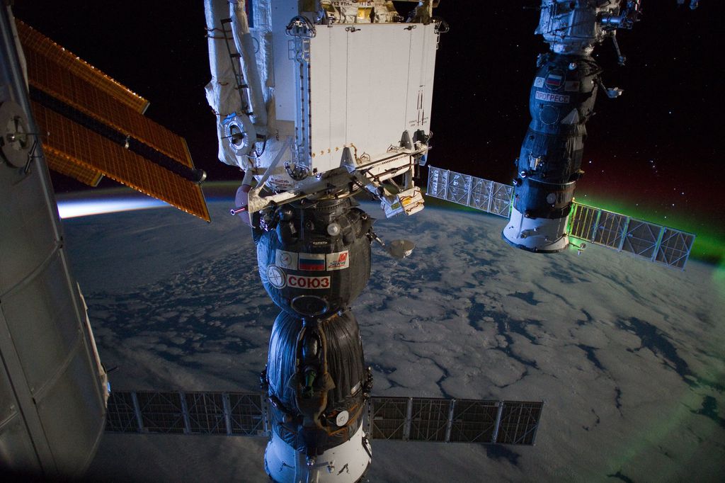 A nave russa Soyuz acoplada à ISS (Imagem: Reprodução/NASA)