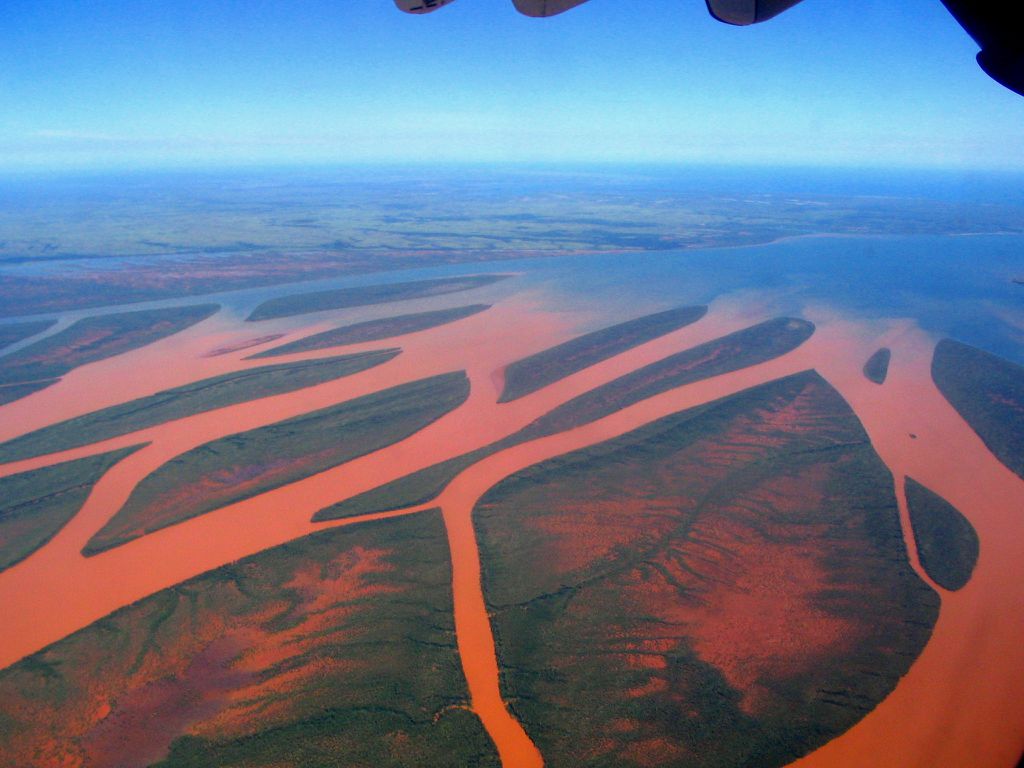 Fotografia aérea da baía de Bombetoka, onde o rio passa para chegar até o mar — a grande quantidade de sedimentos pode ser vista em seu início, 