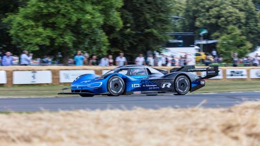 Carro de corrida elétrico da Volkswagen bate recorde de Fórmula 1 em festival