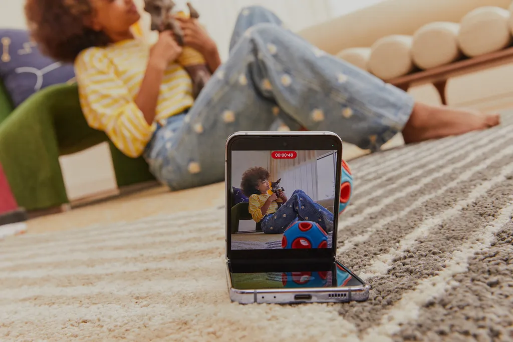 Com o Flex Cam, você pode utilizar seu Galaxy Z Flip4 para registrar os momentos importantes sem precisar fazer malabarismos (Imagem: Divulgação/Samsung)
