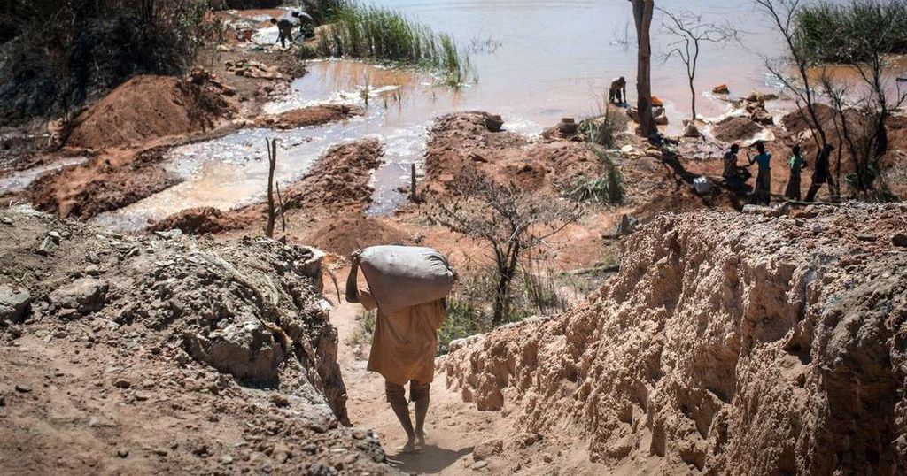 Exploração de minas de cobalto na África são denunciadas por trabalho infantil (Fota: Federico Scoppa/AFP/Getty Images)Caption