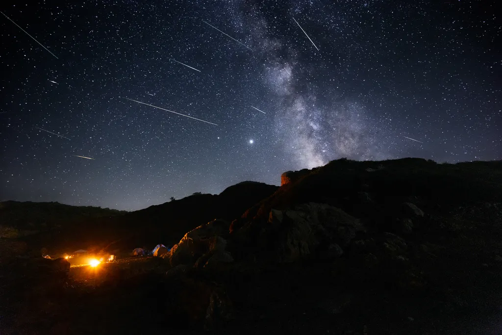 No pico de chuvas de meteoros, vários rastros bilhantes podem surgir no céu noturno (Imagem: Reprodução/Bionick1234/Envato)