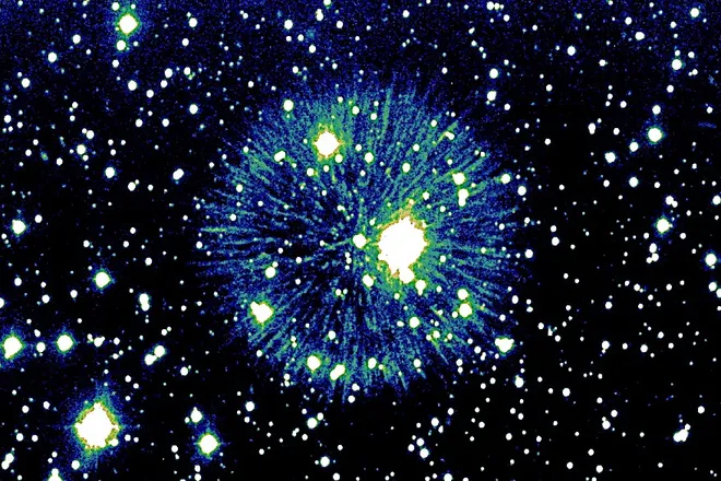 A estrutura de "fogos de artifício" da nebulosa pode ter vindo da colisão das estrelas (Imagem: Reprodução/Robert Fesen)
