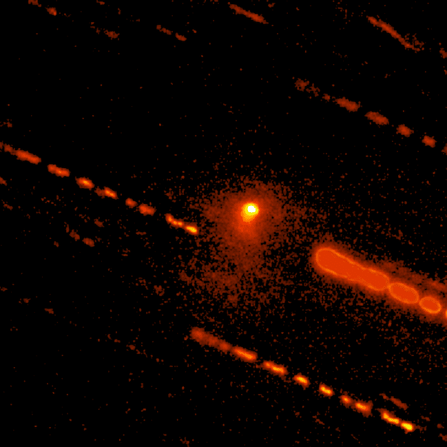 Na imagem, é possível ver o objeto e seu coma, enquanto as estrelas são as linhas causadas pela longa exposição (Imagem: Reprodução/Northern Arizona University)
