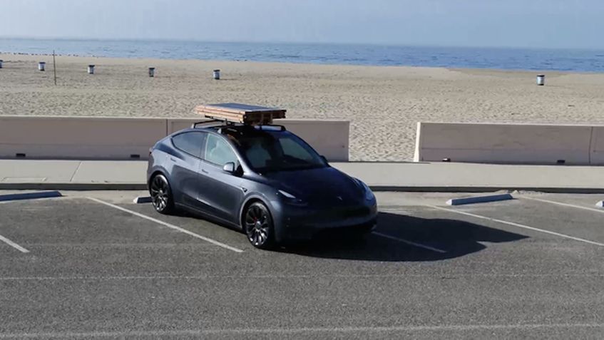 Tesla com painel solar portátil