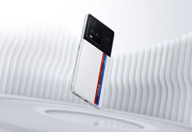 Versão branca do iQOO 10 é uma parceria com a montadora BMW (Imagem: Divulgação/Vivo Mobile)