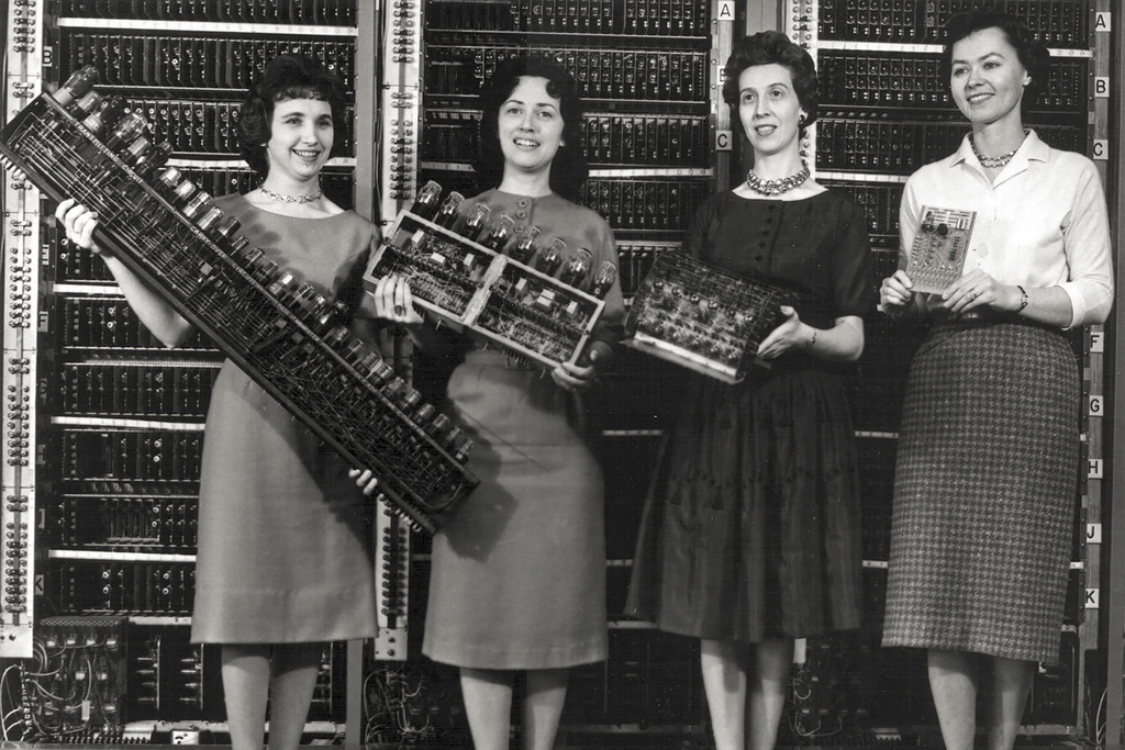 Patsy Simmers, Gail Taylor, Milly Beck e Norma Stec, as "garotas do Eniac" (Imagem: U.S. Army/ARL Technical Library Archives)