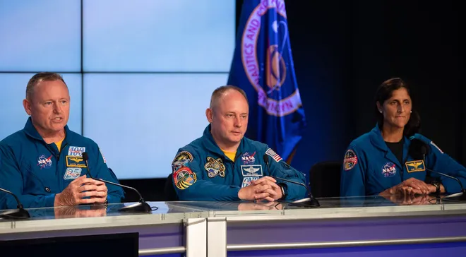 Durante uma coletiva anterior ao lançamento, os astronautas da NASA Butch Wilmore, Mike Fincke e Suni Williams (da esquerda para a direita) disseram ainda treinar com os sistemas da Starliner (Imagem: Reprodução/NASA/Joel Kowsky)